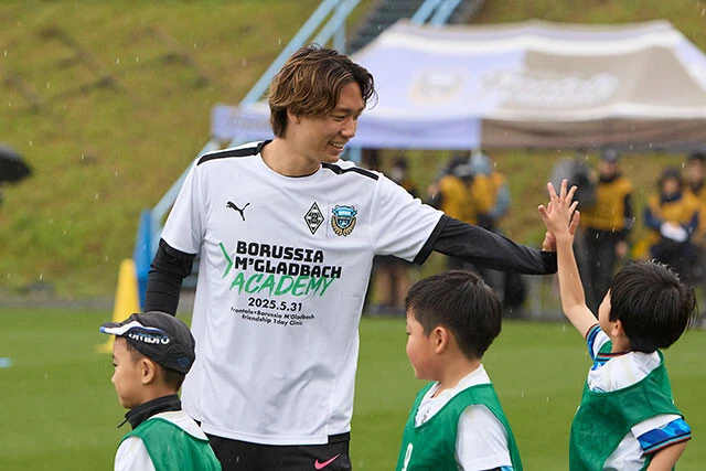 板倉は小学生とのコミュニケーションを絶やさなかった