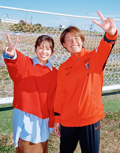 プライベートでも親交があるというふたり。イマドキの構図でツーショットを撮影した