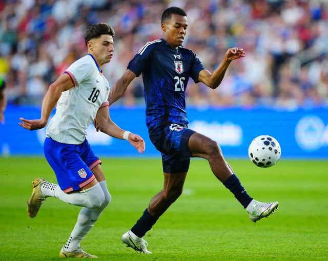 ナイジェリア人の父と日本人の母を持つ望月。守備に課題はあるものの、192cmとサイズもあり、その攻撃力は魅力。W杯に向け、秘密兵器となれるか!?