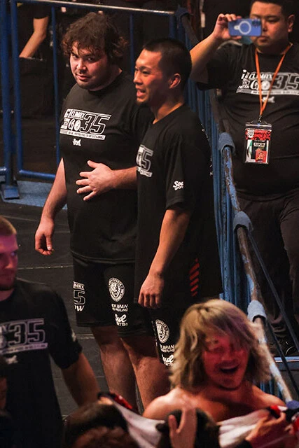 来年1月4日、棚橋社長（右下）引退の日がウルフのデビュー戦。偉大な先輩の一挙手一 投足から目が離せない様子だ