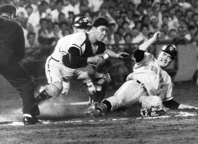 1960年のオールスター第3戦にて、本塁でタッチアウトになる長嶋茂雄。捕手は野村克也(写真:共同)