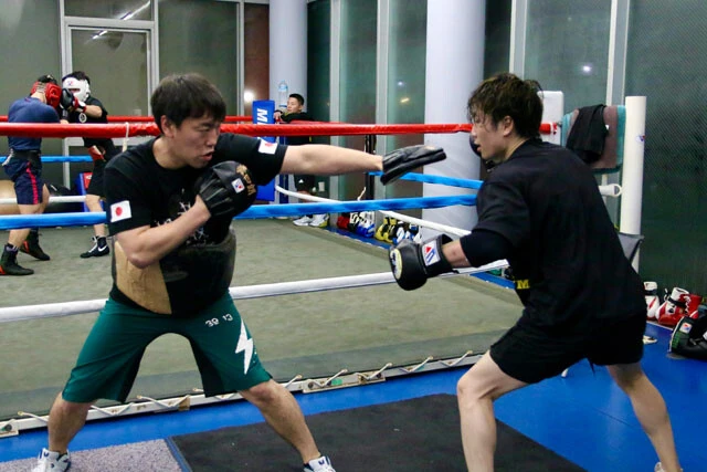 加藤とミット打ちをする拳四朗。加藤は単にパンチを受けるだけでなく、細かな距離と動きを確認してミットを構える