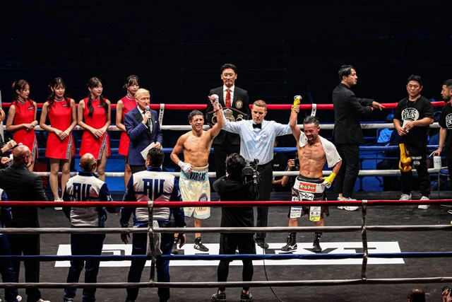 ドロー判定に観衆からなんとも言えないどよめきが起きる中、レンズ越しに見た比嘉の表情は清々しくも見える苦笑いだった