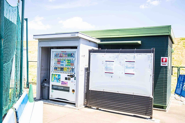 戸田球場にある自動販売機。