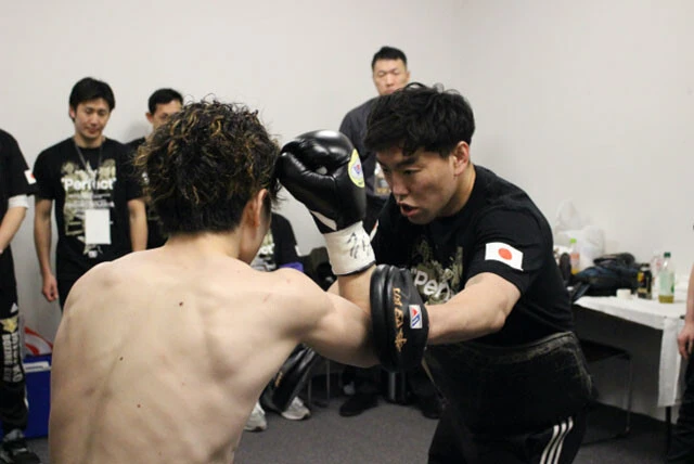 控室で拳四朗と最終調整する加藤