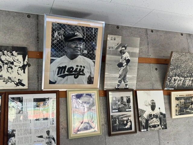 球場内の一室には松岡コーチの恩師・島岡監督の写真も飾られている