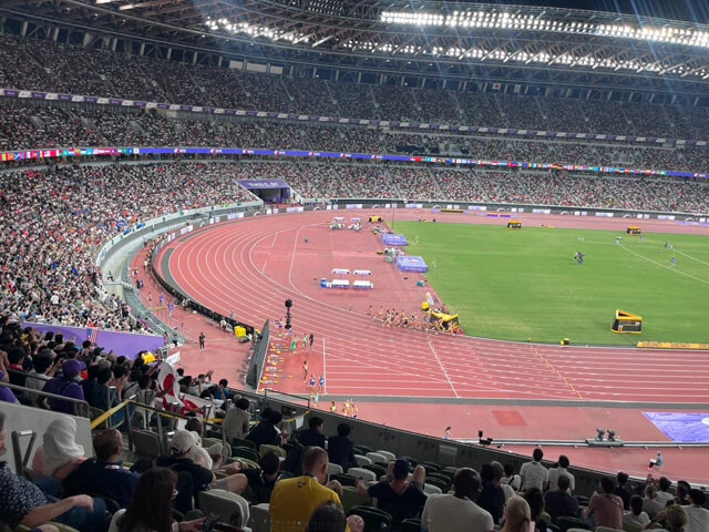 選手たちに超満員の観衆から大声援が送られる。競技を終えた選手たちはメディアの前で「背中を押してもらった」「鳥肌立ちました」と、応援への感謝の気持ちを次々と口にした