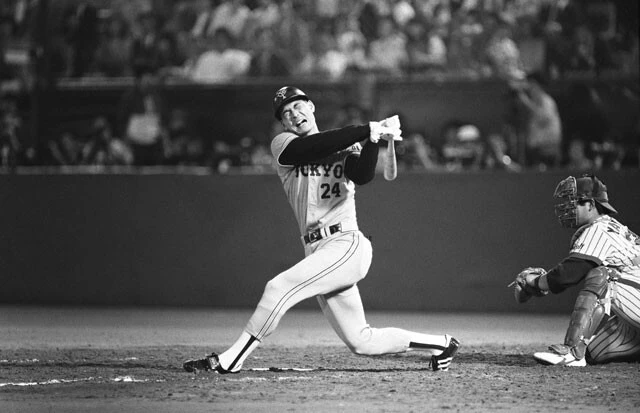 1983年、神宮球場でのヤクルト戦で豪快に三振する中畑清。長嶋茂雄と同じように、三振してもファンを惹き付ける魅力のある看板選手だった(写真:時事)