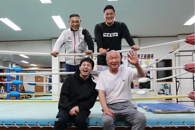 赤澤（左上）、信定（右上）そして守安会長（右下）に囲まれて笑顔を見せるユーリ阿久井