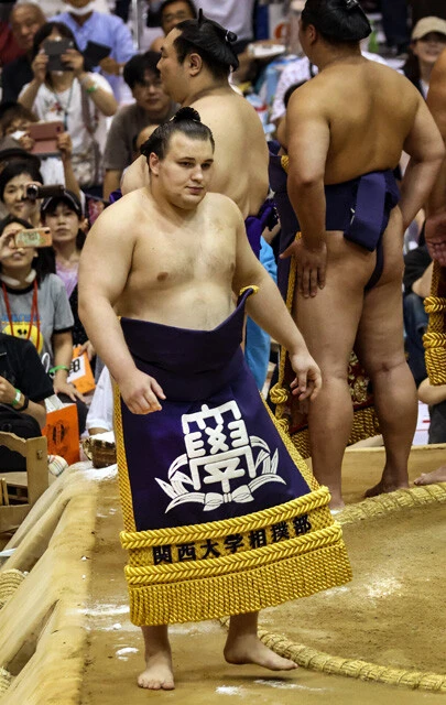 安青錦新大というしこ名の下の名前は、15歳で初めて日本に来たときに友達になった関西大学相撲部主将・山中新大氏からもらった