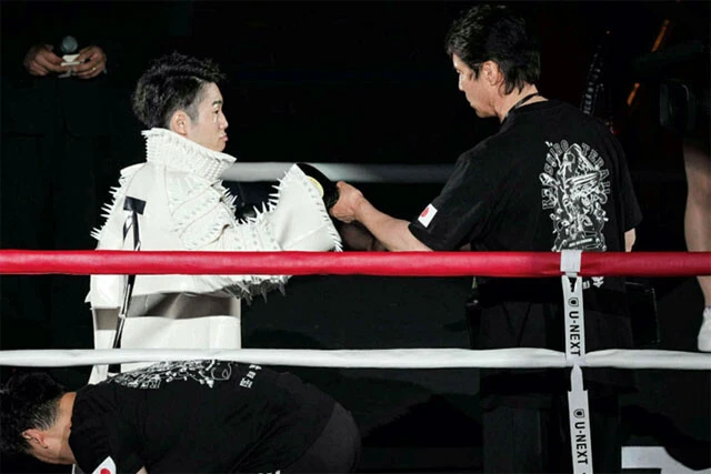 サンドバル戦で、篠原(右)と勝利を誓い合う拳四朗(写真/北川直樹)