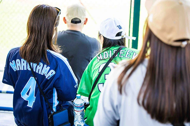 丸山選手(左)、モイセエフ・ニキータ選手(右)のユニフォームを着たファンも。