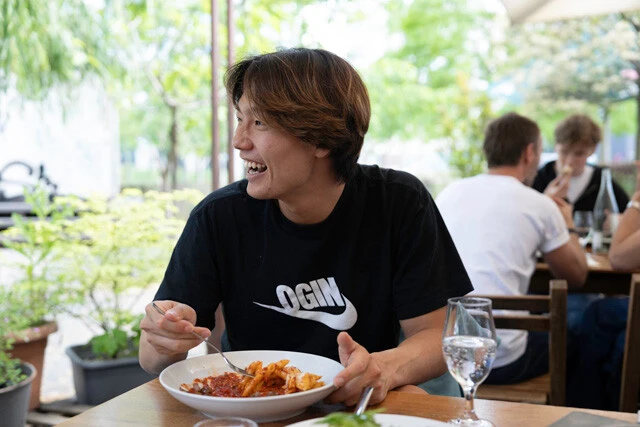 練習が午前で終了すると、板倉は行きつけのイタリアンでいつものアラビアータを頼み、昼食を楽しんだ