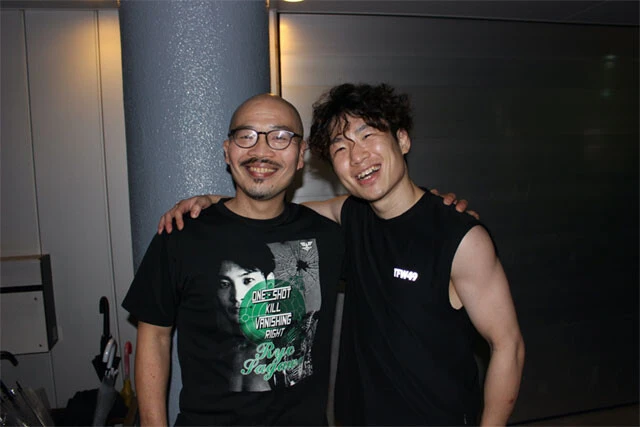 加藤トレーナーと同様に信頼を置く横井トレーナー(左)と拳四朗(右)