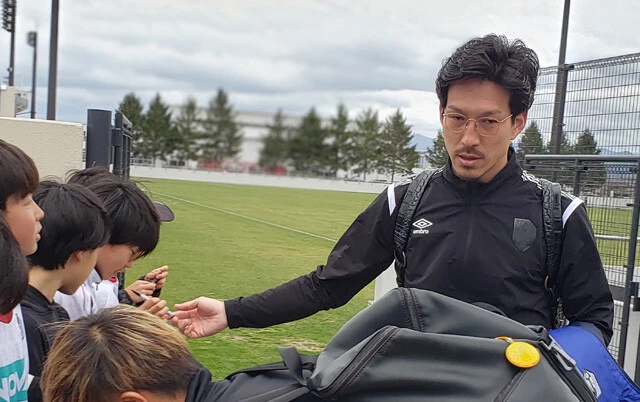 試合後、ファンサービスする小林