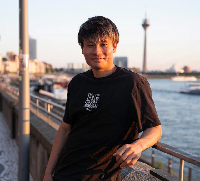 福田師王 2004年4月8日生まれ、鹿児島県出身。2022年、神村学園高等部3年時に全国高校選手権で得点王に輝く。2023年、Jリーグ10クラブのオファーを断り、独1部ボルシアMGへ加入。U-19、U-23(セカンド)を経て、24年にトップ昇格。今年1月には独1部での初ゴールも記録。世代別代表にも招集され、2023年のU-20W杯にも出場した