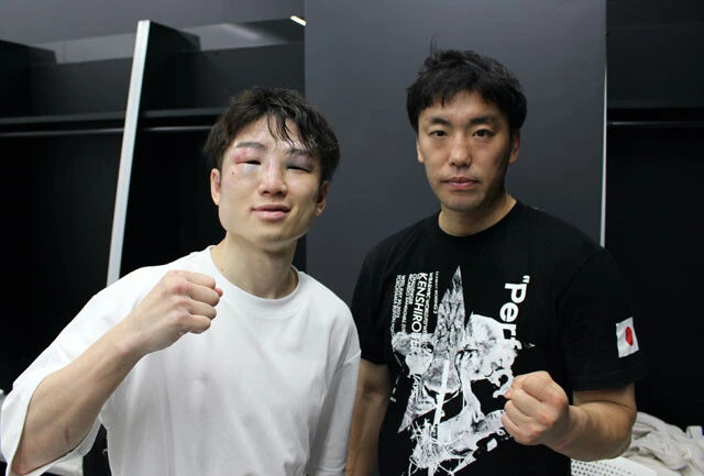 控室を出る直前、拳四朗（左）と加藤（右）は、カメラを向けても嫌な顔はせず、写真撮影に応じてくれた。勝利した時よりも、ある意味貴重な一枚