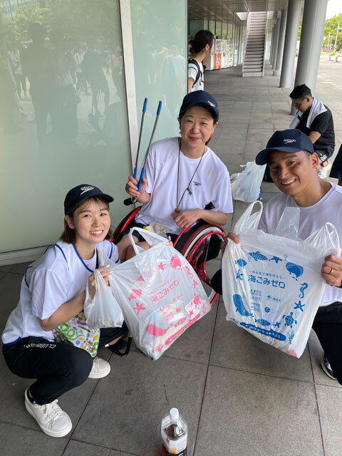 2023年に開催された「第1回スポGOMIワールドカップ 東京予選」に、パラスイマーの故・成田真由美さん（本年9月に逝去）、後輩スイマーの寺村美穂とチームを組んで出場したときの1枚