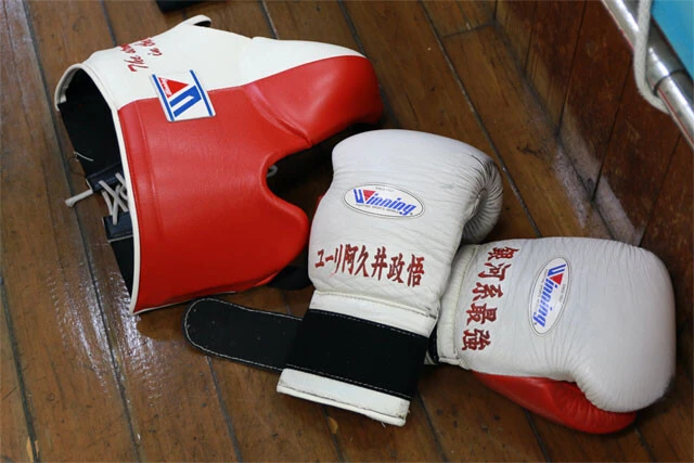 倉敷守安ジムにあるユーリ阿久井の練習グローブには、「銀河系最強」の刺繍が施されていた