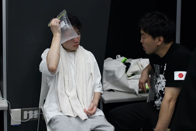 試合後の控室で、加藤（右）は拳四朗（左）に、「良い時は、誰だって堂々と出来る。負けた時こそ大事だから」と諭した