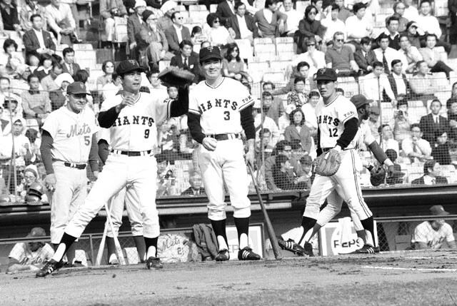 1974年に後楽園球場で行われた日米野球対メッツ戦の試合前、ノッカーを買って出た長嶋(中央、写真:共同)
