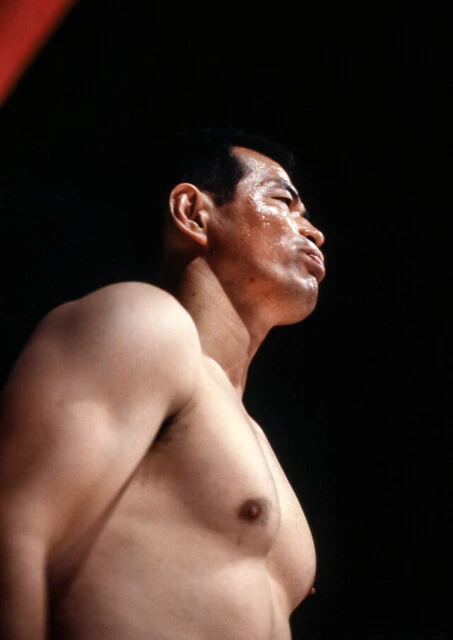 リングに上がり上衣を脱いだ西