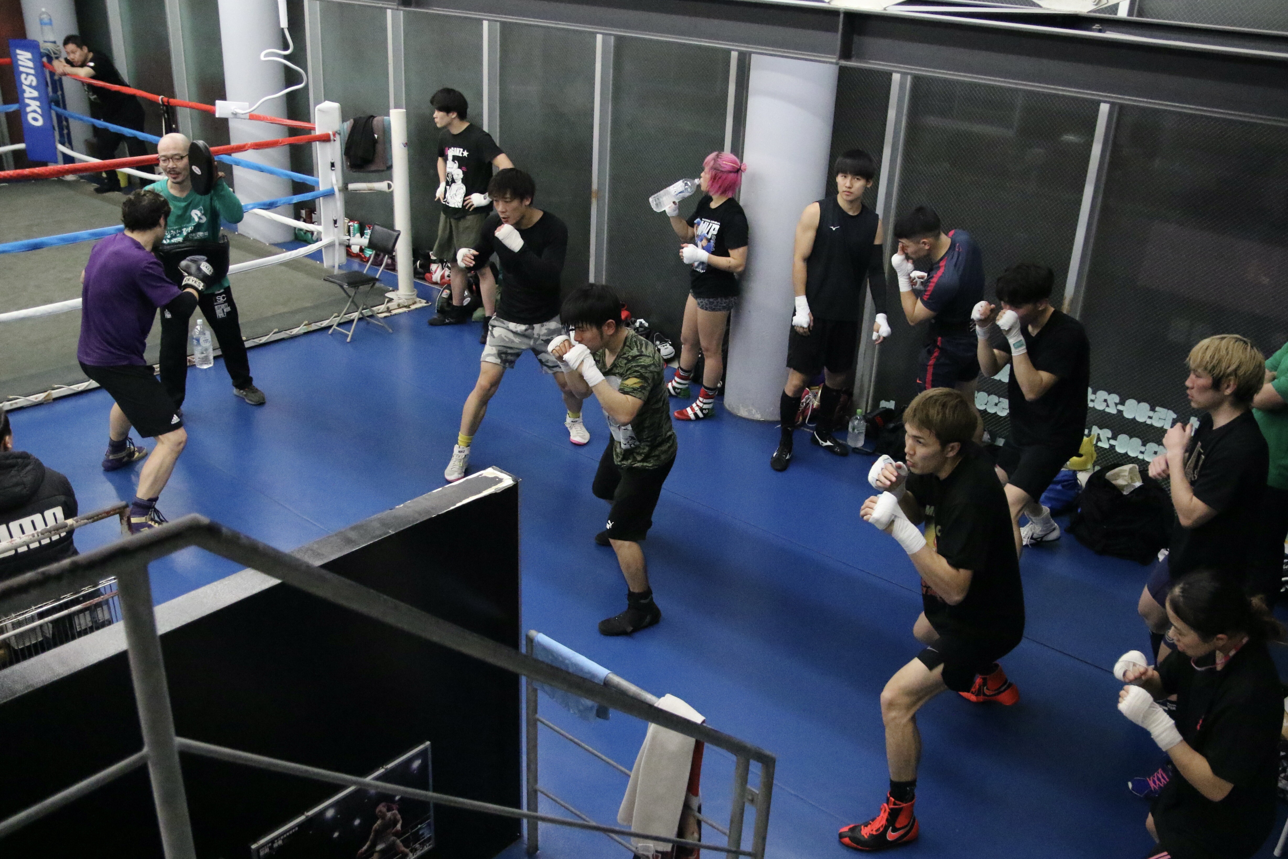 三迫ジムは日本や地域タイトルなど数多くの王者が揃う名門で、かつての阿久井のように、遠方から出稽古に来る有力選手も多い