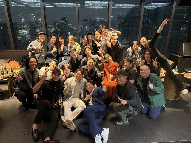 Netflixチームのみなさんと。思いが溢れて、この撮影の後に少しだけ泣きました(笑)。