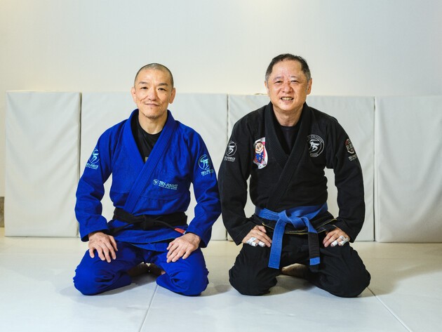 ゆでたまご嶋田隆司先生（右）と柔術家で嶋田先生の技術指導をしている井賀 孝氏