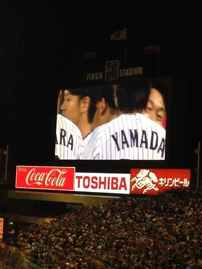 2015年10月2日。山田選手と抱き合う石川投手。