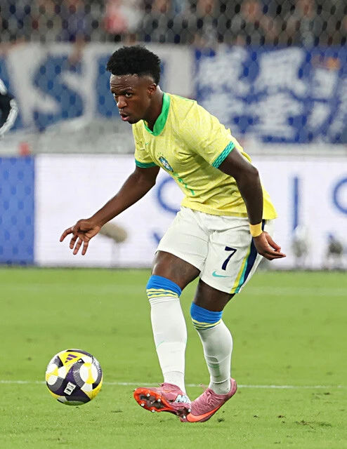 決勝トーナメント初戦で当たるかもしれないブラジル代表。昨年10月には大金星を挙げたが、本大会でもエースFWビニシウス・ジュニオールを抑え込めるか