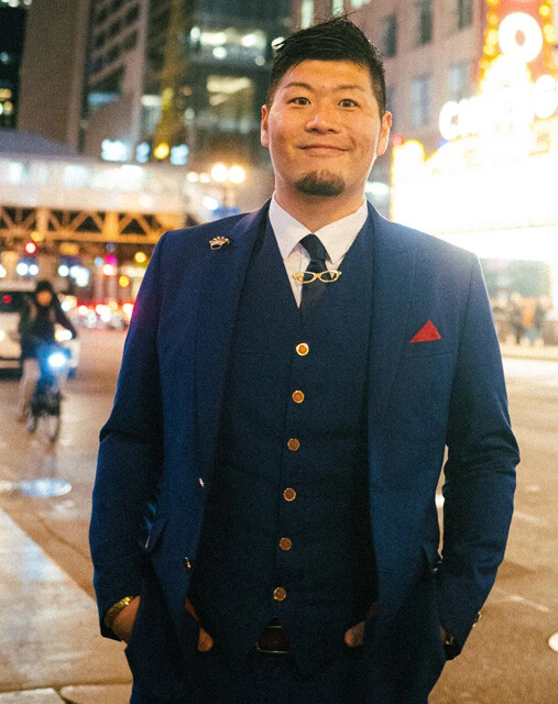 Saku YANAGAWA　1992年生まれ。アメリカ・シカゴで活動する日本人スタンダップコメディアン。シカゴのクラブにレギュラー出演しながら、全米でツアー公演を行なう。2021年、フォーブス・アジア「世界を変える30歳以下の30人」選出。著書に『スタンダップコメディ入門』（フィルムアート社）や『どうなってるの、アメリカ！』（大和書房）ほか。公式Instagram【@saku_yanagawa】