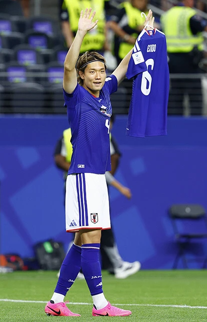 離脱した遠藤航のユニフォームを掲げる板倉。大会3日前にチームキャプテンを引き継いだ