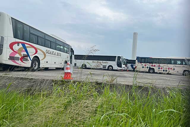 コンテナハウス近くの大型バス駐車場には「OSAKA」と車体に書かれた県外のバス会社のものと思われるバスも多かった