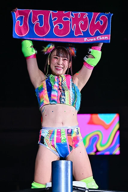 入場後、トップロープに立ち、自身の名が入ったタオルを掲げるフワちゃん。笑顔の中に緊張が垣間見える ⒸSARDOM