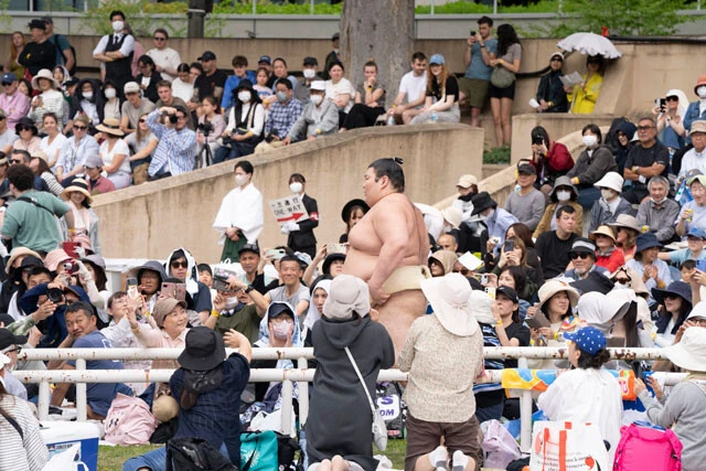 巡業中には多くのファンからの歓声を受けた
