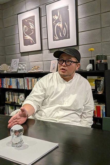 熱弁する三浦崇宏。会社には青木がONEで獲得したベルトや、以前使用していたファイトショーツなども飾ってあり、「青木愛」にあふれている