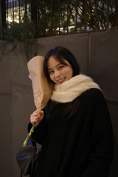 お花を買って、無意識にバットのように担いでいました。