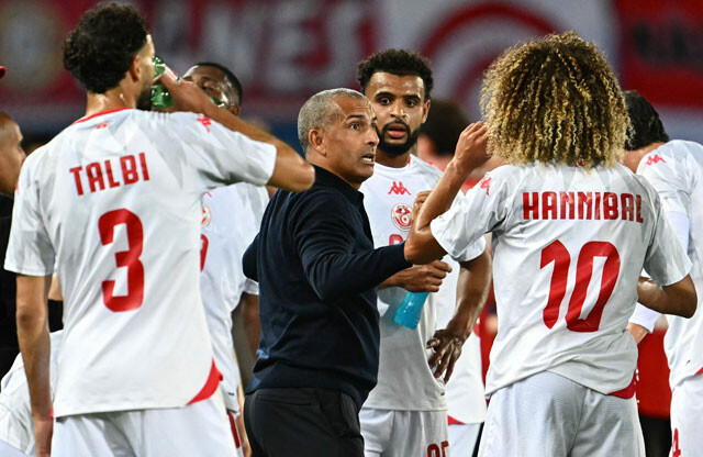 6月2日に行なわれたオーストリアとの親善試合で選手に指示を出すチュニジア代表のサブリ・ラムシ監督（現在は辞任してエルベ・ルナール新監督に）。相手に途中退場者が出たが、1－0で敗れた（写真／ロイター/アフロ）