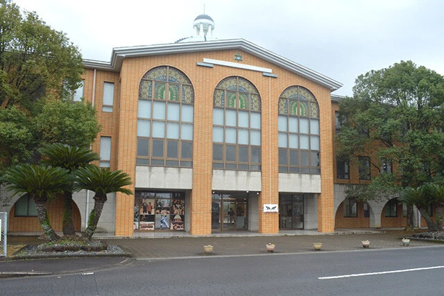 【創成館高校（長崎県）】廃校寸前とまでいわれた学校から、理事長兼校長の奥田修史氏が次々と改革を断行し、長崎屈指の人気校に。また野球部は、社会人野球で実績を積んだ稙田龍生監督を招聘。今や九州屈指の強豪校として知られ、奥田氏自ら太鼓を打ち鳴らす熱烈な応援も名物となっている