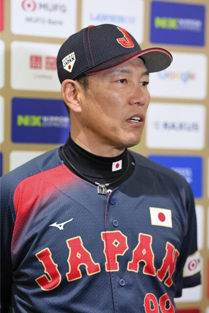 井端弘和　1975年生まれ、神奈川県出身。97年、ドラフト5位で中日に入団。落合監督時代には荒木雅博と二遊間、1、2番の「アライバ」コンビでチームの顔に。2014年に巨人へ移籍し、15年限りで現役引退。18年まで巨人の守備走塁コーチ。その後、侍ジャパンの守備走塁コーチ、強化本部編成戦略担当、U-12監督を歴任し、23年WBC後にトップチームの監督に就任