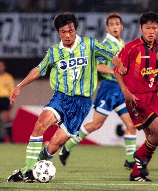 1997年にJリーグ・ベルマーレ平塚（現湘南ベルマーレ）で日本デビューした洪明甫氏は、守備的ミッドフィルダーとしてチームを牽引した