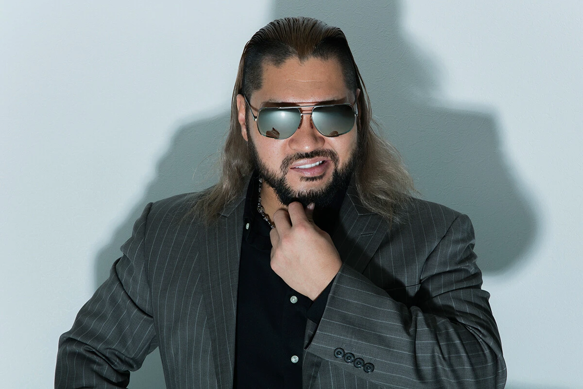 謎に包まれた男・EVILに直撃取材。スーツにサングラスをかけ、不敵な笑みを浮かべ、常に取材班を威圧していた