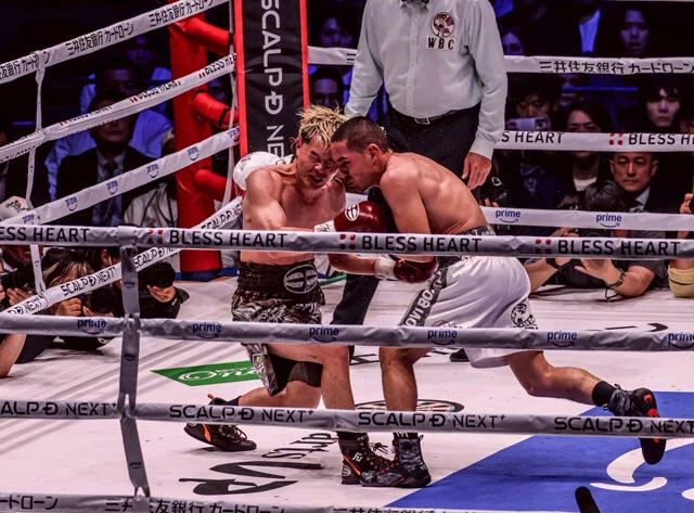 6R、頭をぶつけ合いながら天心の左ボディが決まるとエストラーダはたまらずダウン。かと思われたがエストラーダがバッティングを訴え、スリップ扱いとなった