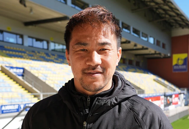 FCバサラ・マインツ監督の岡崎慎司が目指す日本代表監督への道。3大会連続でW杯に出場したレジェンドが、ドイツのアマチュアリーグで指導者として奮闘中。北中米W杯の展望も聞いた！　
