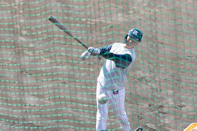 高校通算54本塁打の長打力が魅力の4年目、西村瑠伊斗。今季は外野手登録されて自慢の打棒に磨きをかける。ファンからも「吉田正尚になる逸材」と期待されている