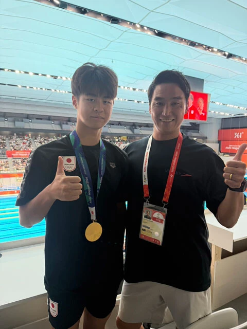 400m個人メドレー金メダルの小島夢貴選手。彼のお父さんとは2006年ドーハアジア大会で一緒に800mフリーリレーを泳ぎ金メダルを獲得しました。私も自分の息子を見守るような気持ちで彼のレースを見ていました