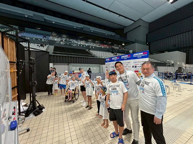 アスリート委員会主催のチャレンジスイムセレモニーを大会2日目と4日目に実施。多数の応募者の中から選ばれたキッズスイマー16名が、オリンピアン、パラリンピアンと一緒に日本選手権の会場で泳ぎました（右端はレースのスターターを務めた河合純一スポーツ庁長官）。今後、このような機会をもっともっと増やしていくつもりです。この子たちの中から未来の代表スイマーが出てきてくれたらうれしいですね