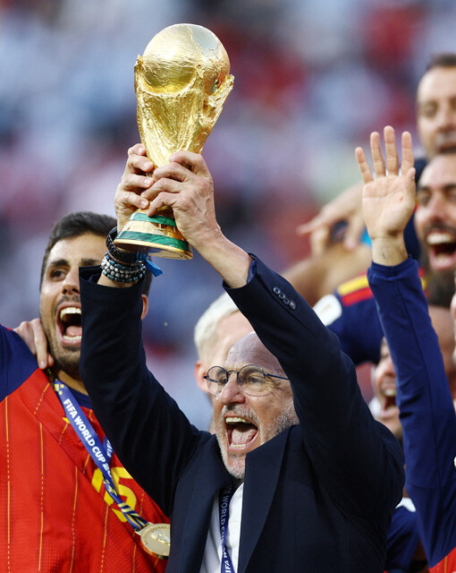 W杯の優勝トロフィーを掲げるスペインのデ・ラ・フエンテ監督。クラブチームの監督としては実績は物足りなかった