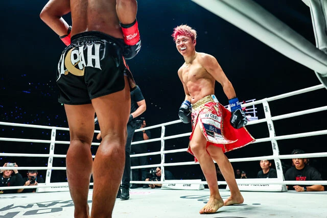 ロッタンと相対して笑みを浮かべる武尊